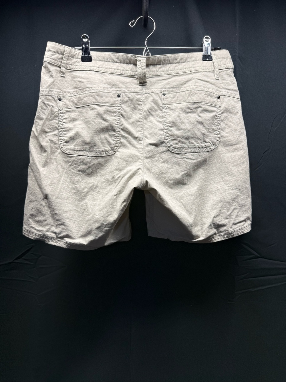 Title Nine Women's Light Beige Bermuda Shorts sz 8 (3ax)
